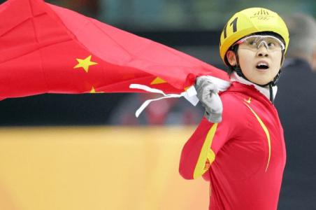 中国首位单届冬奥会获得三枚金牌的选手是___。